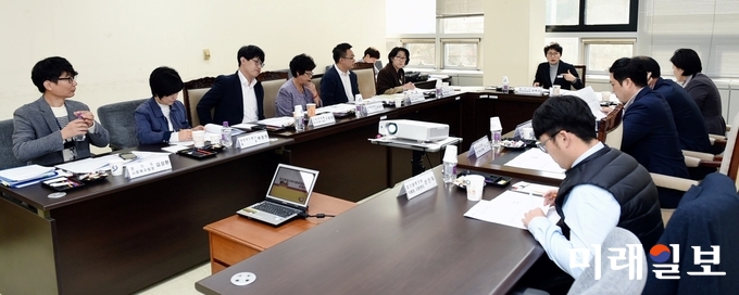 김복자 경기도 복지여성실장, 왕성옥 경기도의회 보건복지위원회 부위원장, 이영봉·조성환·박태희 등 도의회 보건복지위원회 위원, 지주연 사회복지담당관, 이상봉 경기광역기부식품등지원센터 복지지원부장을 비롯한 관계자 12명이 5일 경기도청 북부청사에서 경기광역기부식품등지원센터 북부물류창고 설치 간담회를 하고 있다./사진=경기도 제공