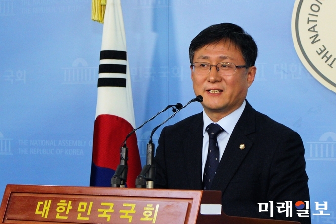 김성환 의원이 6일 오전 국회 정론관에서 브리핑을 통해 에너지전환지원센터를 개소하겠다고 말하고 있다./사진=김정현 기자