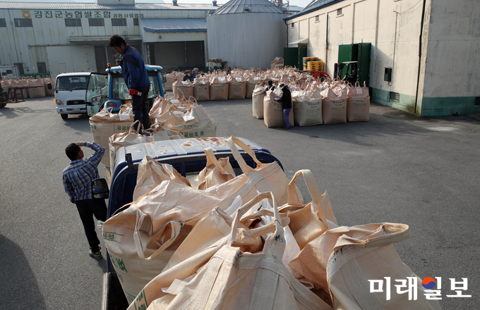 지난 6일 도암농협 창고에서 2018년 강진군 첫 공공비축미 수매를 실시했다. / 사진=강진군 제공