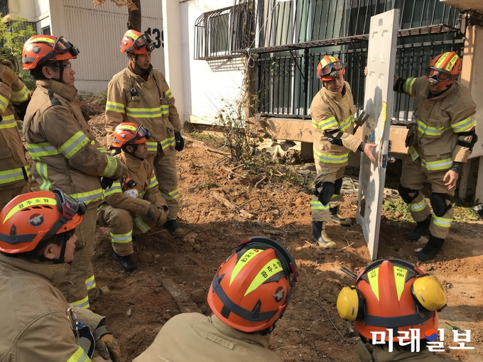 광주광역시 소방안전본부는 6일 오전 서구 염주주공아파트(철거 예정)에서 지진재난 건축물 붕괴 시 구조대원의 신속한 사고현장 대응능력 향상을 위한 특별구조훈련을 실시했다. / 사진=광주시 제공