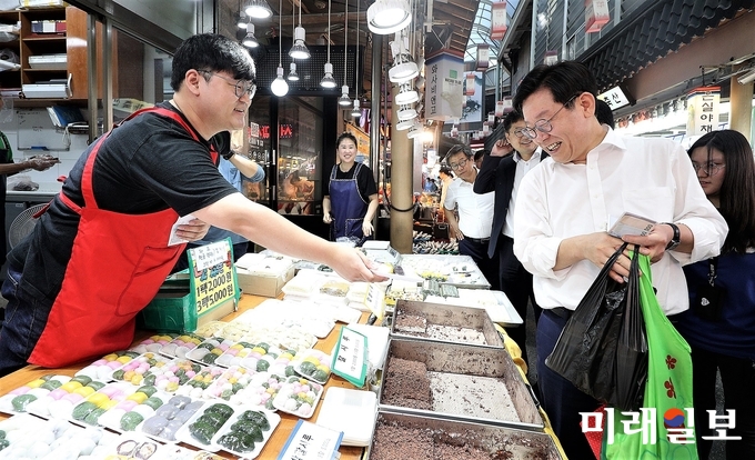이재명 경기도지사가 지난 9월 17일 수원 영동시장과 못골시장을 방문 상인들을 격려하고 있다./사진=경기도 제공