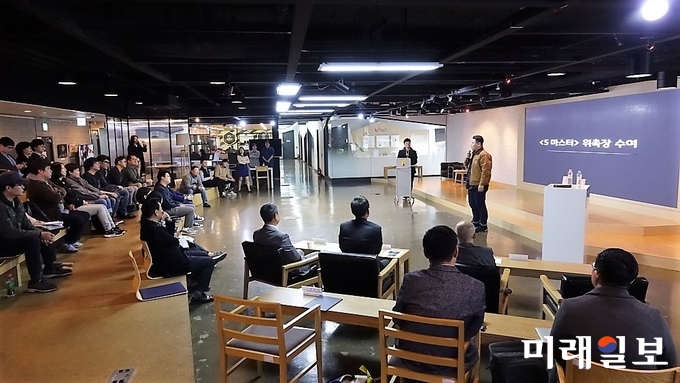 경기도가 지난 6일 도내 VR/AR 기업과 국내 아티스트로 구성된 10개 팀과 문화예술분야 VR/AR 협약식을 하고 있다./사진=경기도 제공