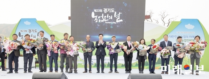 경기도는 지난 6일 수원행궁광장에서 열린 제23회 농업인의 날 기념식에서 ‘제25회 경기도 농어민 대상’ 수상자들이 이재명 경기도지사와 기념촬영을 하고 있다./사진=경기도 제공