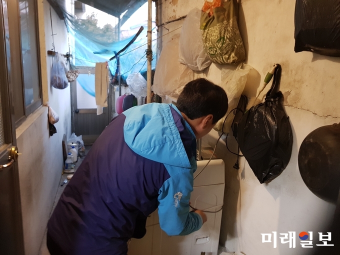 지난 5일 조손가정에 세탁기를 설치하고 있다. / 사진=강진군 제공