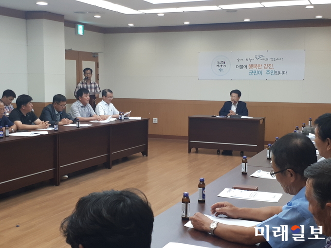 지난 5일 이승옥 강진군수가 강진군 친환경농업인연합회와 간담회를 가졌다. / 사진=강진군 제공