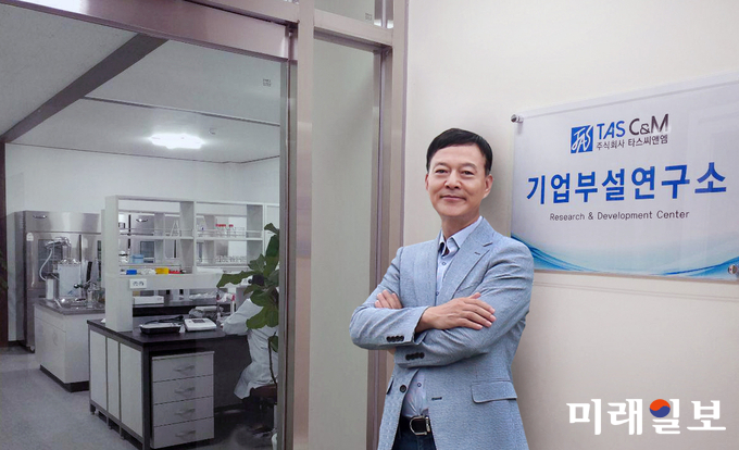 (주)타스씨앤엠 음성공장에 위치한 기업부설연구소에서 포즈를 취하고 있는 김진기 회장. / 사진=타스씨앤엠 제공