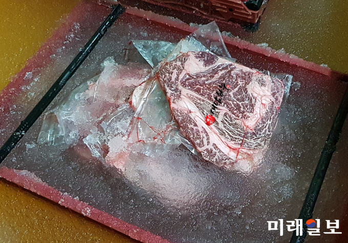 빙온젤아이스(氷溫Gel-Ice)에서 숙성 처리되고 있는 한우. 빙온숙성을 통해 육질이 호전되고 영양이 증대되는 효과가 있다. / 사진=강진군 제공