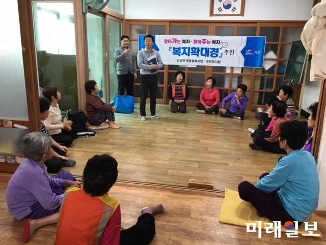 강진군이 마을경로당을 방문하여 복지정책 홍보 등 주민 교육을 실시하고 있다. / 사진=강진군 제공