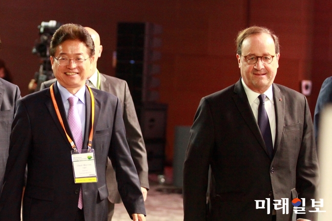 7일 오후 경북 경주 화백컨벤션센터에서 열린 '2018 월드그린에너지포럼' 개회식에서 프랑수아 올랑드(오른쪽) 前 프랑스 대통령과 이철우 경북도지사가 입장하고 있다./사진=장건섭 기자
