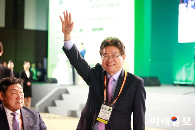 7일 오후 경북 경주 화백컨벤션센터에서 열린 '2018 월드그린에너지포럼' 개회식에서 이철우 경북도지사가 개회식 인사에 앞서 참석자들에게 손을 들어 인사하고 있다./있다./사진=장건섭 기자