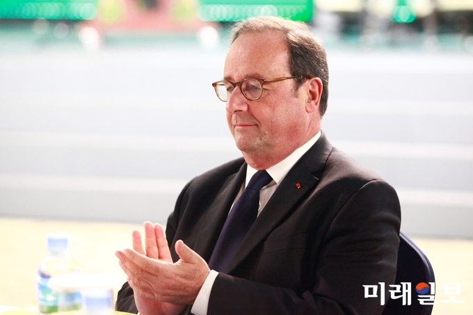 7일 오후 경북 경주 화백컨벤션센터에서 열린 '2018 월드그린에너지포럼' 개회식에서 프랑수아 올랑드 前 프랑스 대통령이 개막식에 참석, 박수를 치고 있다./있다./사진=장건섭 기자