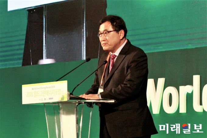 7일 오후 경북 경주 화백컨벤션센터에서 열린 '2018 월드그린에너지포럼' 개회식에서 주낙영 경북 경주시장이 인사말을 하고 있다./사진=장건섭 기자