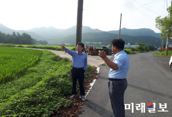 이승옥 강진군수가 영농현장을 방문하여 농업인을 격려하고 있다. / 사진=강진군 제공