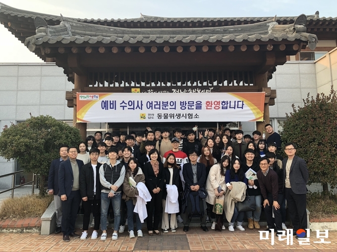 전라남도동물위생시험소는 지역 축산 발전을 책임질 전남대학교 수의과 학생들을 대상으로 지난 6일 현장 실습교육을 했다. / 사진=전남도 제공