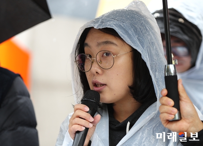 상명대학교 사학비리를 고발한 이명이 박사가 8일 오전 서울 남부지방법원 앞에서 열린 '법원의 상명여대금지가천분 규탄' 기자회견에서 발언하고 있다./사진=코리아투데이 김진혁 기자