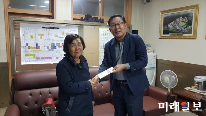 고 손교민씨의 어머니 이미자씨가 지난 8일 광주 서강고등학교를 방문해 장학금 500만원을 전달했다. / 사진=광주시교육청 제공