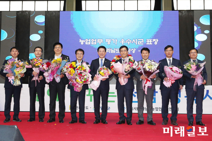 2018년 전라남도 농업인의 날 행사가 9일 영암실내체육관에서 열린 가운데 김영록 전남도지사가 시상자와 함께 기념촬영 하고 있다. 농축임업인 단체 회원과 농업인 등 1,000여명이 참석해 유공자 시상, 선도농업인과 청년창업농간 멘토·멘티 결연식 하고, 어울림한마당을 펼쳤다. / 사진=전남도 제공