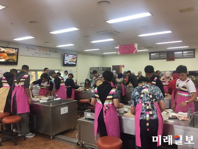 인도네시아 청소년 관광객 32명이 광주를 방문해 남도향토음식박물관에서 음식 체험을 하고 있다. / 사진=광주시 제공
