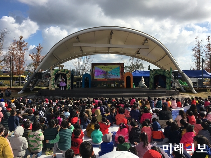 수원시 권선구청 앞 대부둑공원에서 시민들이 ‘오즈의 마법사’ 공연을 관람하고 있다./사진=수원시 제공