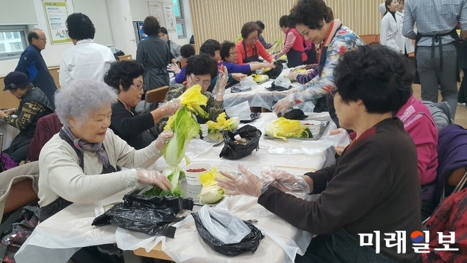 광주시 서구가 고혈압 환자의 저염식이의 중요성 인식 및 실생활에서 저염식이 조리습관 형성을 위해 9일 상무금호보건지소에서 고혈압 환자 30여명을 대상으로 ‘고혈압 저염식 조리 시연회‘를 실시했다. / 사진=서구청 제공