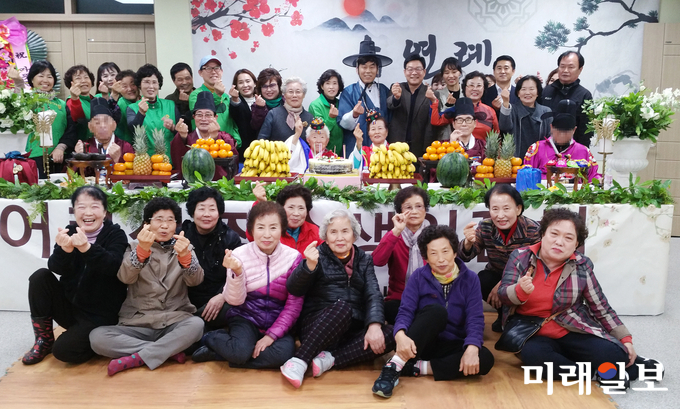 광주 동구 충장동 지역사회보장협의체에서는 지난 8일 생신을 맞으신 관내 홀로 어르신들을 모시고 축하와 장수를 기원하는 壽(수)宴(연)禮(례) 행사를 열었다. / 사진=동구청 제공