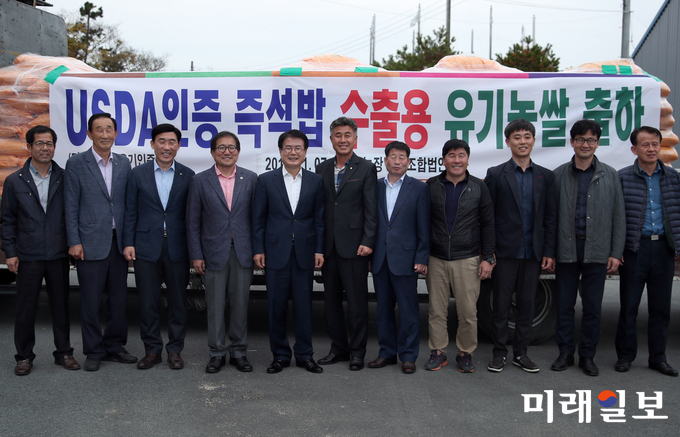 수출용 즉석밥 가공을 위해 출하되는 영동농장 유기농 쌀 / 사진=강진군 제공