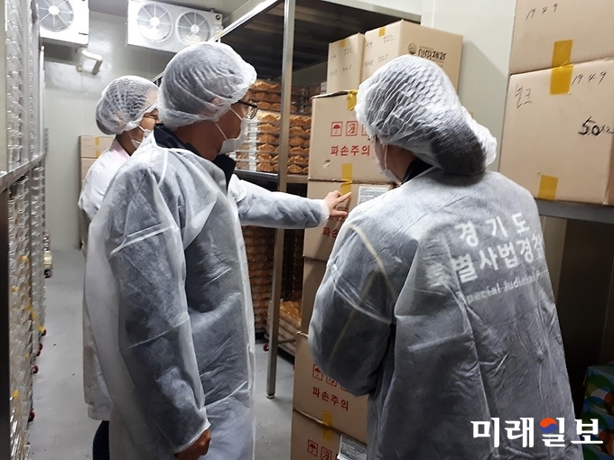경기도민생특별사법경찰단이 도내 대형 식품제조업체에 대해 단속을 벌이고 있다./사진=경기도 제공