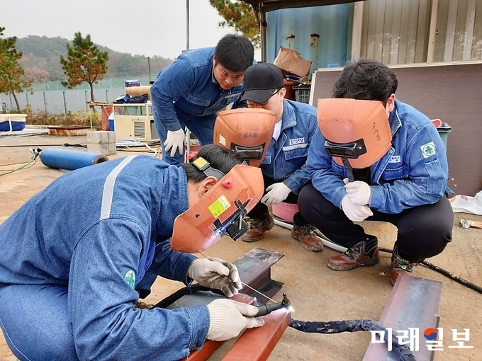 경기도기술학교 특수용접학과 교육생들이 선감어촌체험마을에서 봉사활동을 펼치고 있다./사진=경기도 제공
