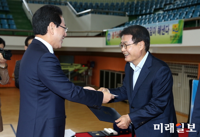 이승옥 강진군수가 농업인의 날 기념행사에서 김영록 전남지사로부터 농정평가 대상을 수상받고 있다. / 사진=강진군 제공