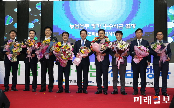 이승옥 강진군수(왼쪽 4번째)와 김영록 전남지사(왼쪽 5번째)를 비롯한 정부포상을 수상받은 농업인과 기념촬영 / 사진=전남도 제공