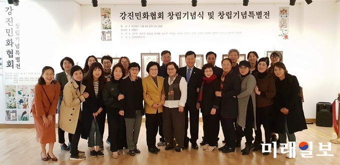 한국민화뮤지엄이 지난 3일 강진민화협회 창립특별전을 개최하고 작가들이 기념촬영 하고 있다. / 사진=강진군 제공