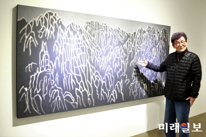 스위스 Gstaad Gallery의 전속작가로 활동하고 있는 임무상 화백의 특별전이 서울 인사동마루갤러리 개관을 기념해 오는 12일까지 인사동마루갤러리 신관 3층에서 개최되고 있는 가운데 9일 오후 임 화백이 자신의 작품 세계에 대해 설명하고 있다./사진=장건섭 기자