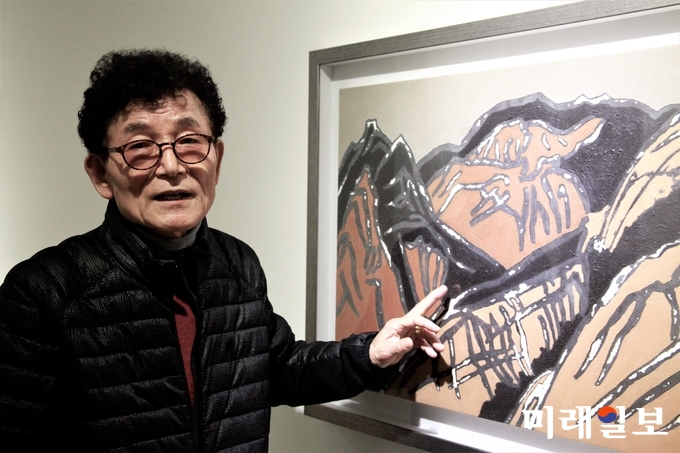 스위스 Gstaad Gallery의 전속작가로 활동하고 있는 임무상 화백의 특별전이 서울 인사동마루갤러리 개관을 기념해 오는 12일까지 인사동마루갤러리 신관 3층에서 개최되고 있는 가운데 9일 오후 임 화백이 자신의 작품 세계에 대해 설명하고 있다./사진=장건섭 기자