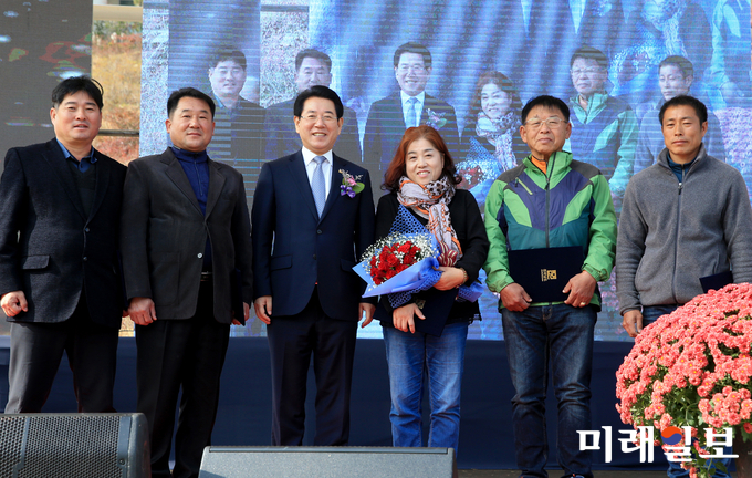 2일 보성군 제암산 자연휴양림에서 열린 제7회 전라남도 임업인 한마음대회에서 김영록 전남도지사가 유공자 표창하고 기념촬영하고 있다. 임업후계자, 독림가, 산림조합원 등 1,000여명이 참석했다. / 사진=전남도 제공