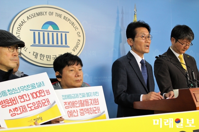 윤소하 정의당 원내대표가 13일국회 정론관에서 참석자들과 함께 '2019년 정의당표 좋은 예산·나쁜 예산 발표' 기자회견을 하고 있다./사진=김정현 기자