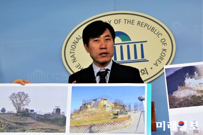 하태경 바른미래당 의원이 14일 오전 국회 정론관에서 기자회견을 통해 비무장지대(DMZ) 내 GP(감시초소) 사진을 공개하고 있다. /사진=김정현 기자