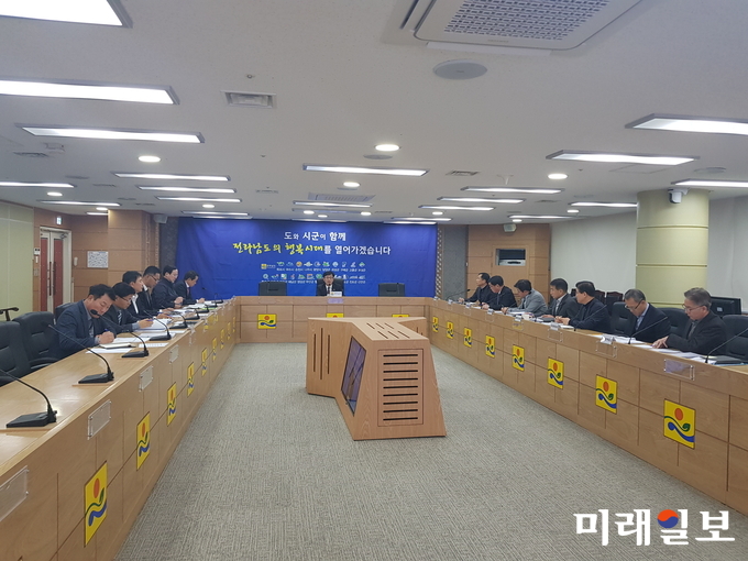 전라남도는 14일 도청 정철실에서 박병호 행정부지사 주재로 도와 시·군 부단체장이 참석한 영상회의를 갖고 시급히 추진해야 할 주요 현안들을 점검했다. / 사진=전남도 제공