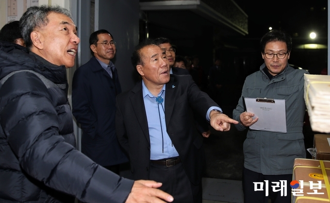 장휘국 교육감이 13일 입고된 2019학년도 대학수학능력시험 문답지를 점검하고 있다. / 사진=광주시교육청 제공