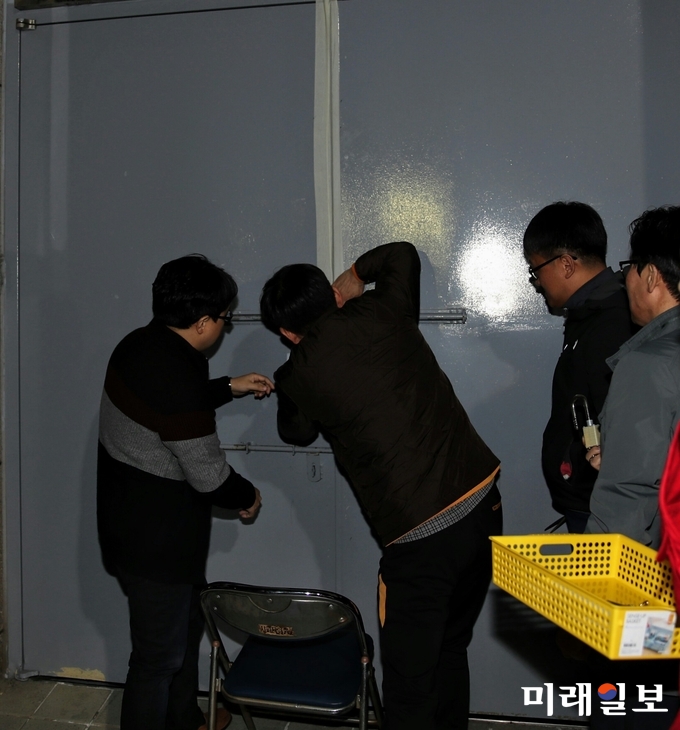 광주시교육청이 13일 입고된 2019학년도 대학수학능력시험 문답지를 점검하고 봉인하고 있다. / 사진=광주시교육청 제공