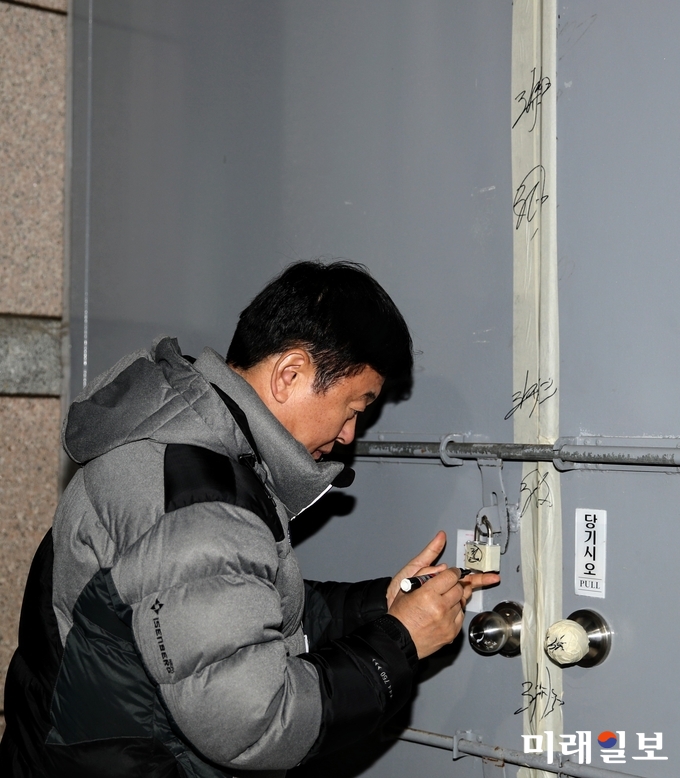 광주시교육청이 13일 입고된 2019학년도 대학수학능력시험 문답지를 점검하고 봉인한 가운데 서명을 하고 있다. / 사진=광주시교육청 제공
