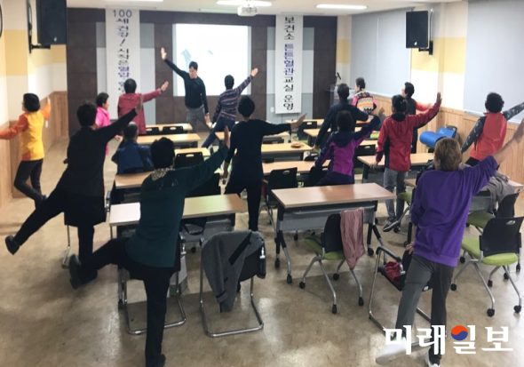 지난 8일 강진군 보건소 건강증진실에서 튼튼혈관교실에 참여한 주민들 모습 / 사진=강진군 제공