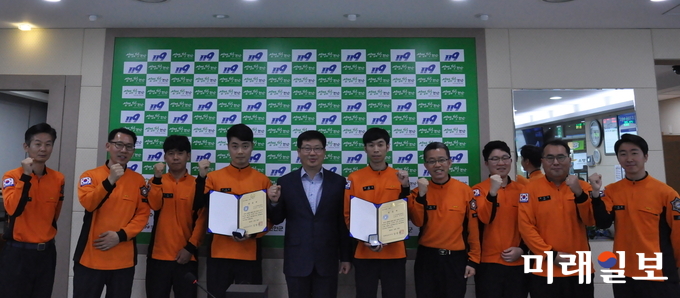 전남소방본부는 119종합상황실 상황요원 강지훈 지방소방교(28), 상황관리사 이상돈 지방소방교(37)가 위급한 상황에서 침착한 출동지령 및 심폐소생술 안내로 심정지 환자를 살린 공을 인정해 하트세이버를 수여했다. / 사진=전남도 제공