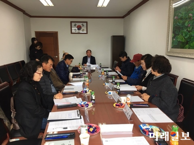 전남 강진군 군동면은 지난 12일 면사무소 회의실에서 지역사회보장협의체 위원 14명이 참석한 가운데 지역사회보장협의체 회의를 실시했다. / 사진=강진군 제공
