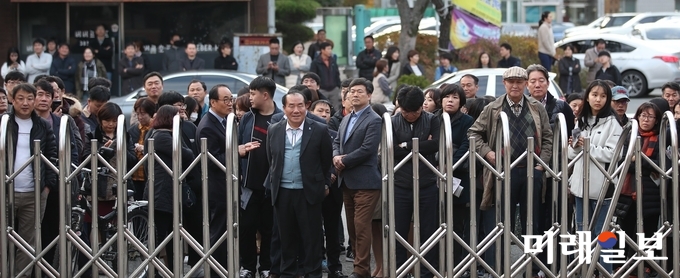 광주 전남고등학교 정문 앞에서 수험생들이 시험이 끝나기를 기다리는 장휘국 교육감과 학부모들 / 사진=광주시교육청 제공