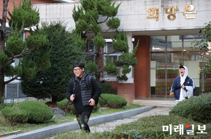 수험생들이 시험이 끝나면서 나오고 있다. / 사진=광주시교육청 제공
