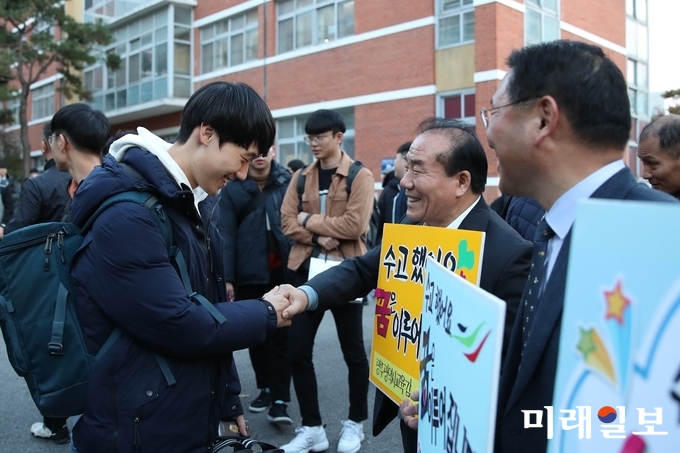 장휘국 교육감이 수험생들에게 격려의 악수를 하고 있다. / 사진=광주시교육청 제공