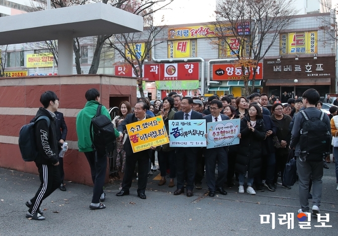 장휘국 교육감이 수험생들에게 격려의 악수를 하고 있다. / 사진=광주시교육청 제공