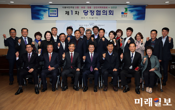 전남 강진군과 더불어민주당 고흥,보성,장흥,강진 지역위원회가 16일 강진군청 소회의실에서 민선7기 첫 당정협의회를 갖고 기념촬영을 하고 있다. / 사진=강진군 제공