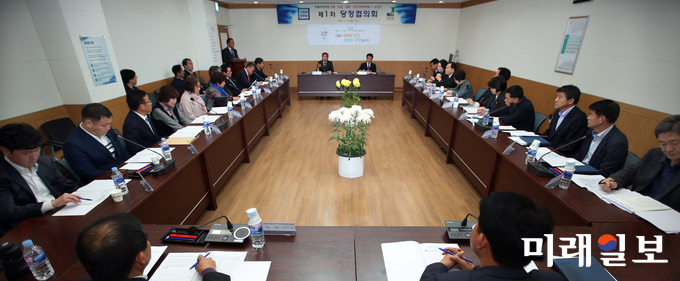 전남 강진군과 더불어민주당 고흥,보성,장흥,강진 지역위원회가 16일 강진군청 소회의실에서 민선7기 첫 당정협의회를 갖고 있다. / 사진=강진군 제공
