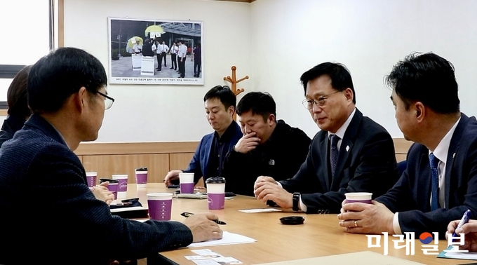 더불어민주당 허위조작정보대책특별위원회와 민주언론시민연합은 16일 허위조작정보(가짜뉴스) 문제와 관련하여 간담회를 갖고 대책 마련을 위한 사회적 논의 기구 필요성에 뜻을 모았다./사진=박광온 의원실
